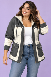 Veste à capuche grise à empiècements | Porté sur une silhouette plus ronde | Lounelle Paris