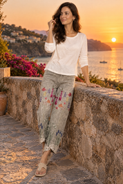 Pantalon gris à imprimé floral et ourlet fendu | Deuxième photo lifestyle | Lounelle Paris