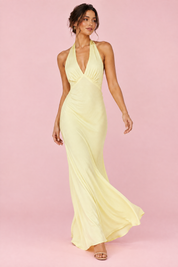 Robe longue jaune pâle à encolure dos nu et fronces | Vue en mouvement | Lounelle Paris