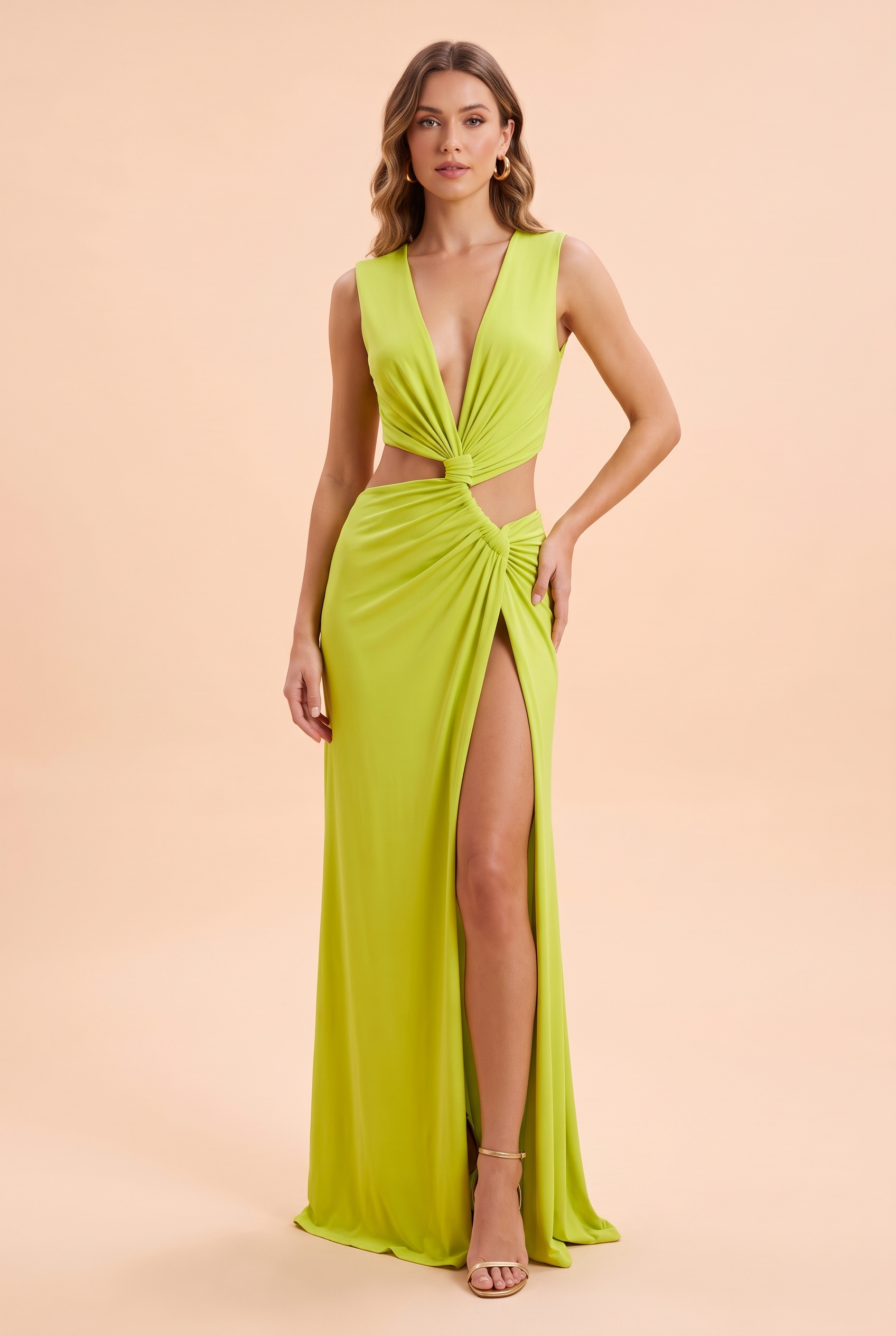 Robe longue verte à encolure asymétrique, découpes à la taille et détails dorés | Vue de face | Lounelle Paris