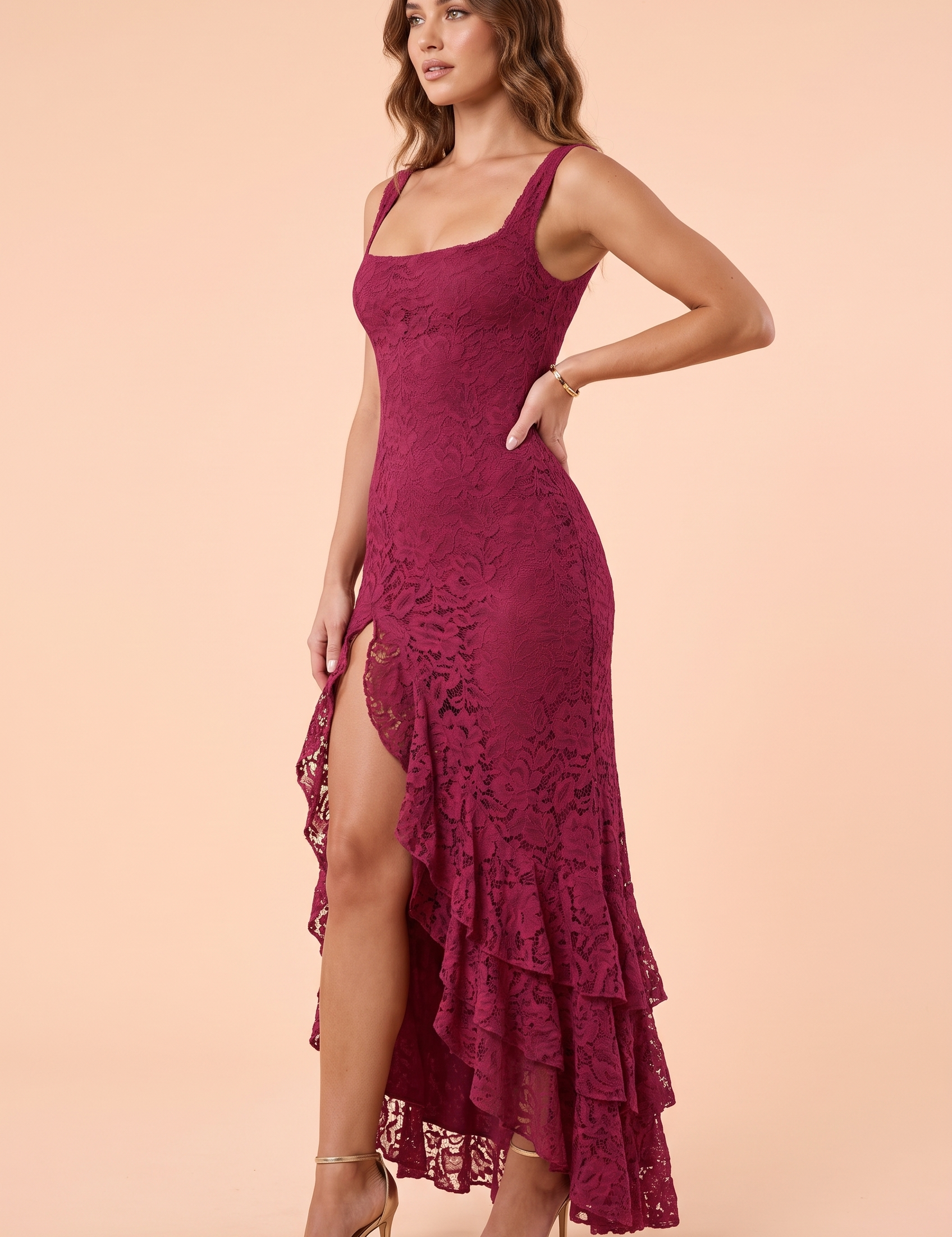 Robe longue en dentelle bordeaux à décolleté plongeant et volants | Vue de face | Lounelle Paris