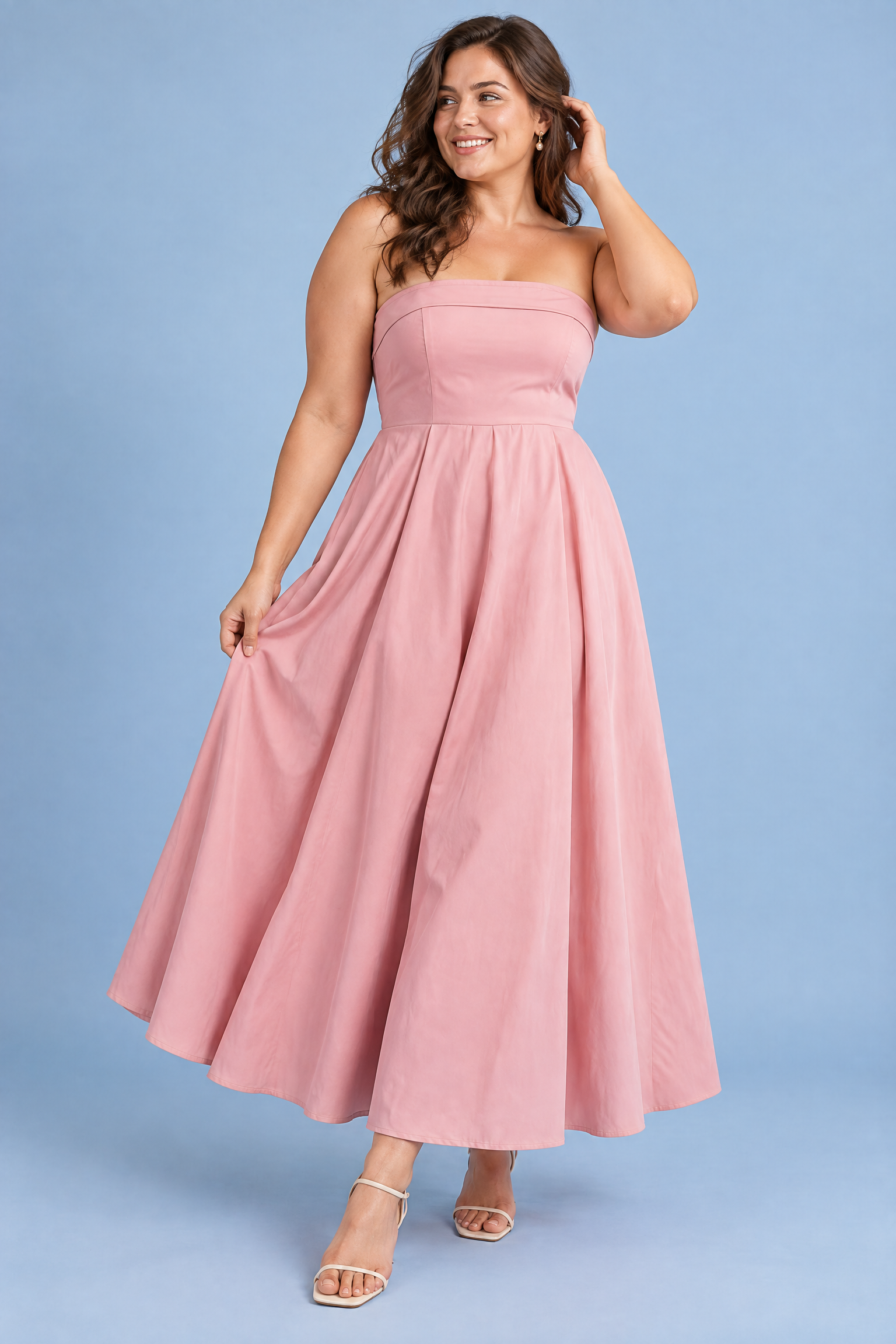 Robe midi évasée bustier — rose clair | Porté sur une silhouette plus ronde | Lounelle Paris