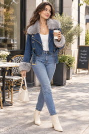 Veste motard courte cintrée à col en fourrure bleu foncé | Photo lifestyle | Lounelle Paris