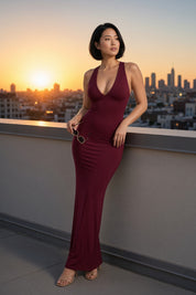 Robe longue bordeaux à décolleté plongeant avec gants | Deuxième photo lifestyle | Lounelle Paris