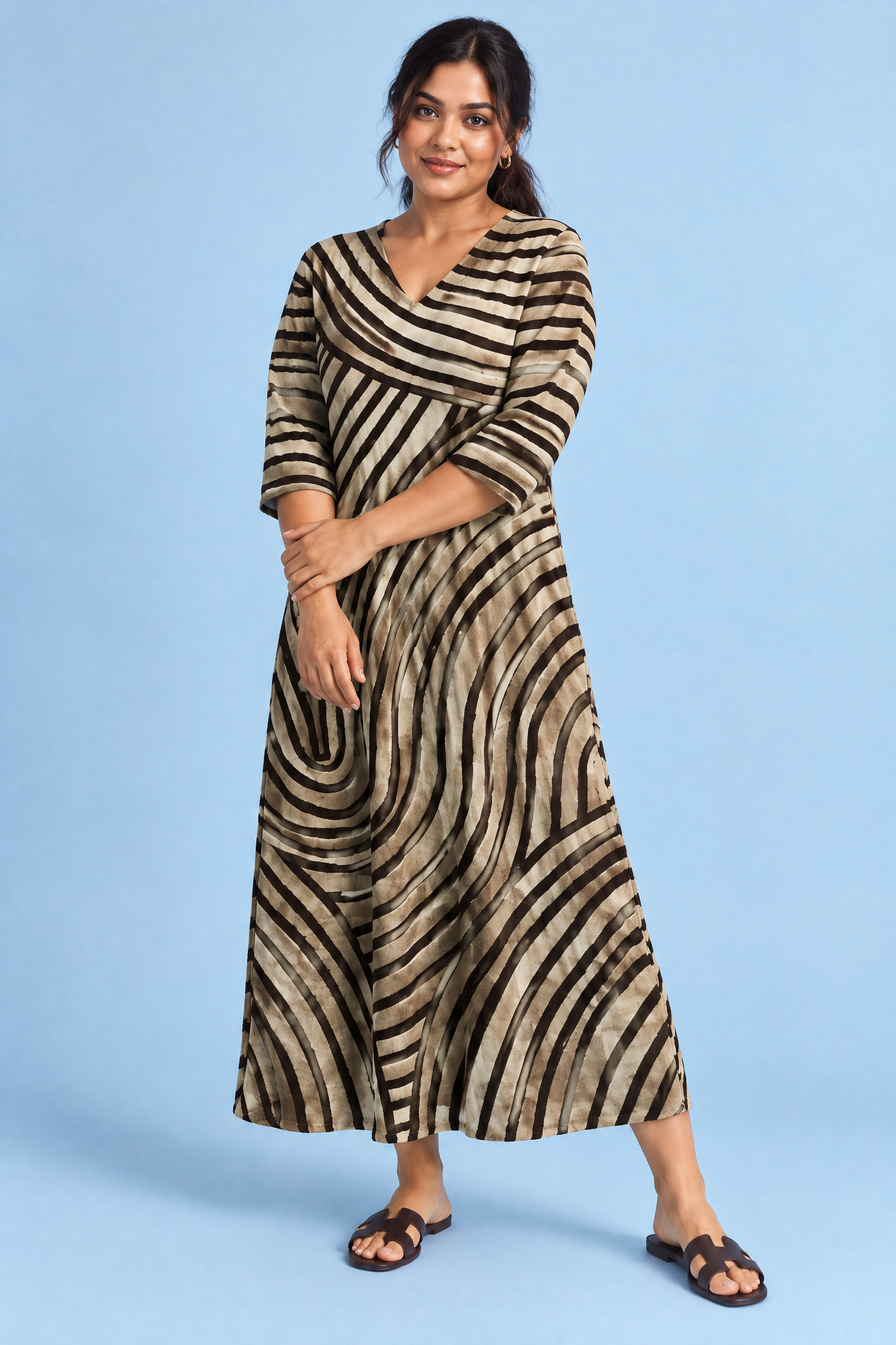Robe beige fluide à col en V | Porté sur une silhouette plus ronde | Lounelle Paris