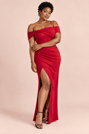 Robe longue rouge style Bardot, nœud et fente haute | Porté sur une silhouette plus ronde | Lounelle Paris