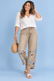 Pantalon beige à imprimé floral et ourlet fendu | Porté sur une autre silhouette | Lounelle Paris
