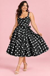 Robe midi noire à pois et encolure carrée | Porté sur une silhouette plus ronde | Lounelle Paris