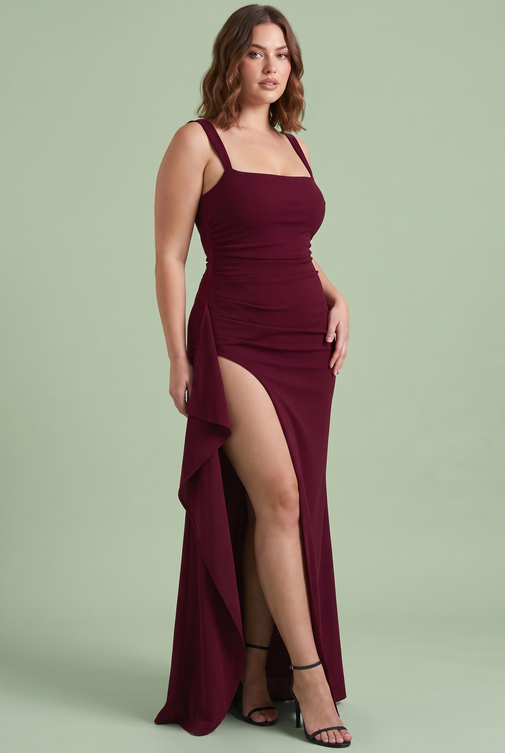 Robe longue bordeaux à décolleté carré, dos échancré et fente haute côté | Porté sur une autre silhouette | Lounelle Paris