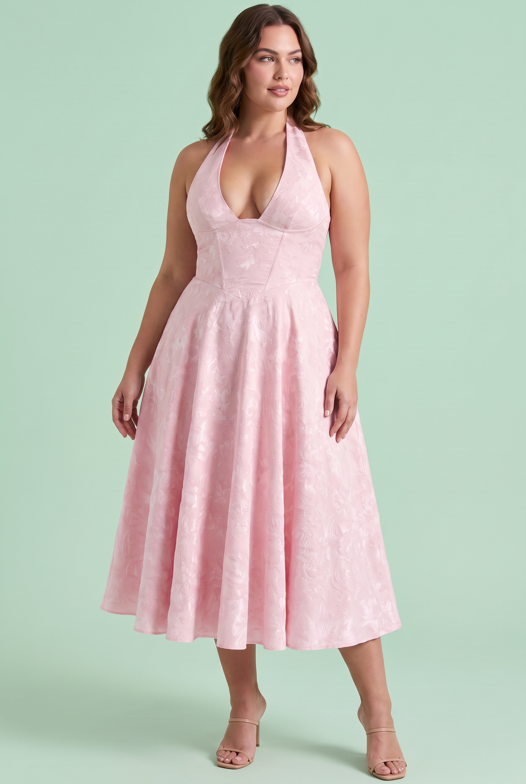 Robe midi jacquard à encolure dos nu rose | Porté sur une silhouette plus ronde | Lounelle Paris