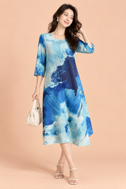 Robe midi plissée bleue à imprimé abstrait | Vue de face | Lounelle Paris