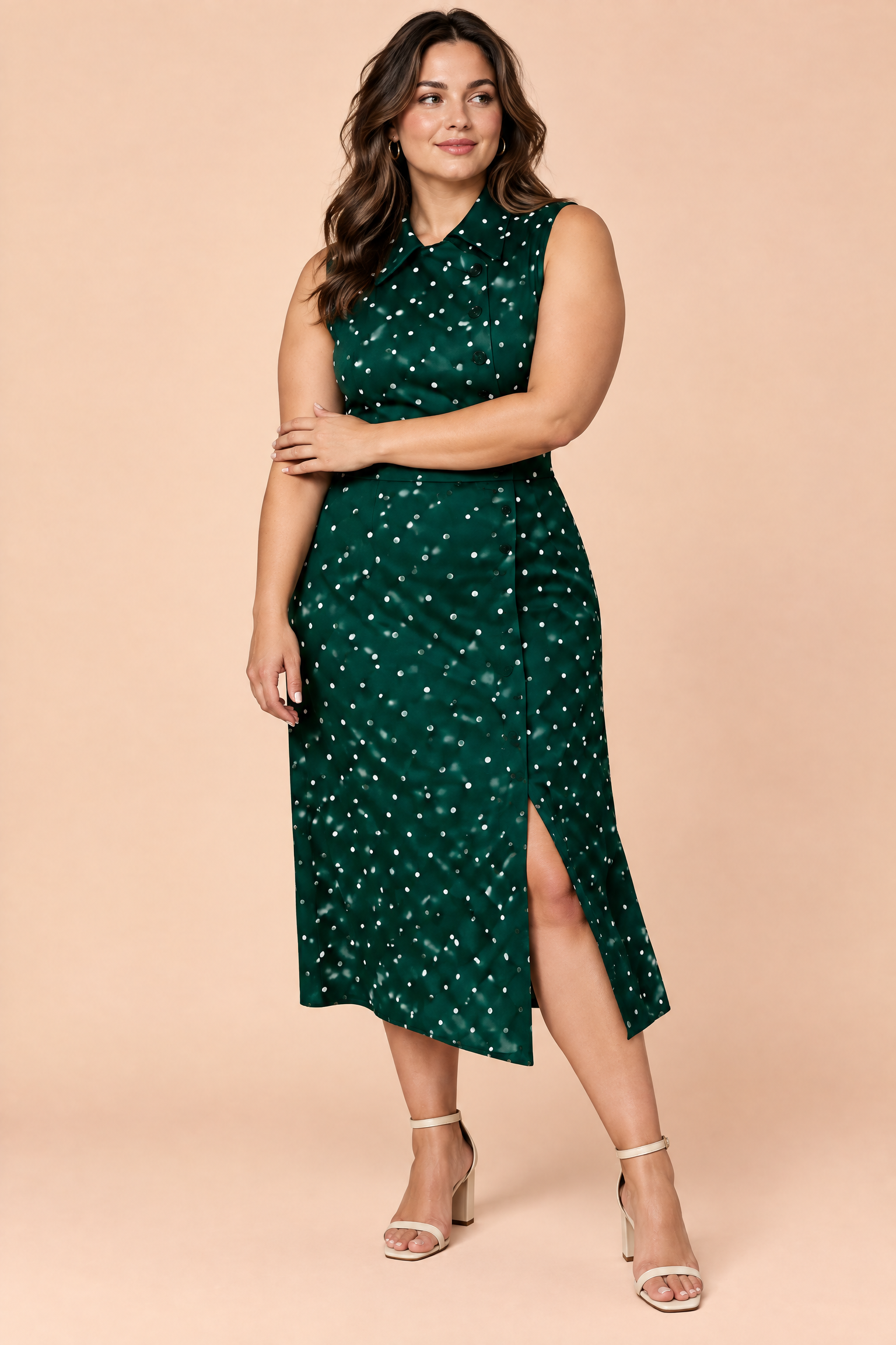 Robe midi vert foncé à pois et dos nu | Porté sur une silhouette plus ronde | Lounelle Paris