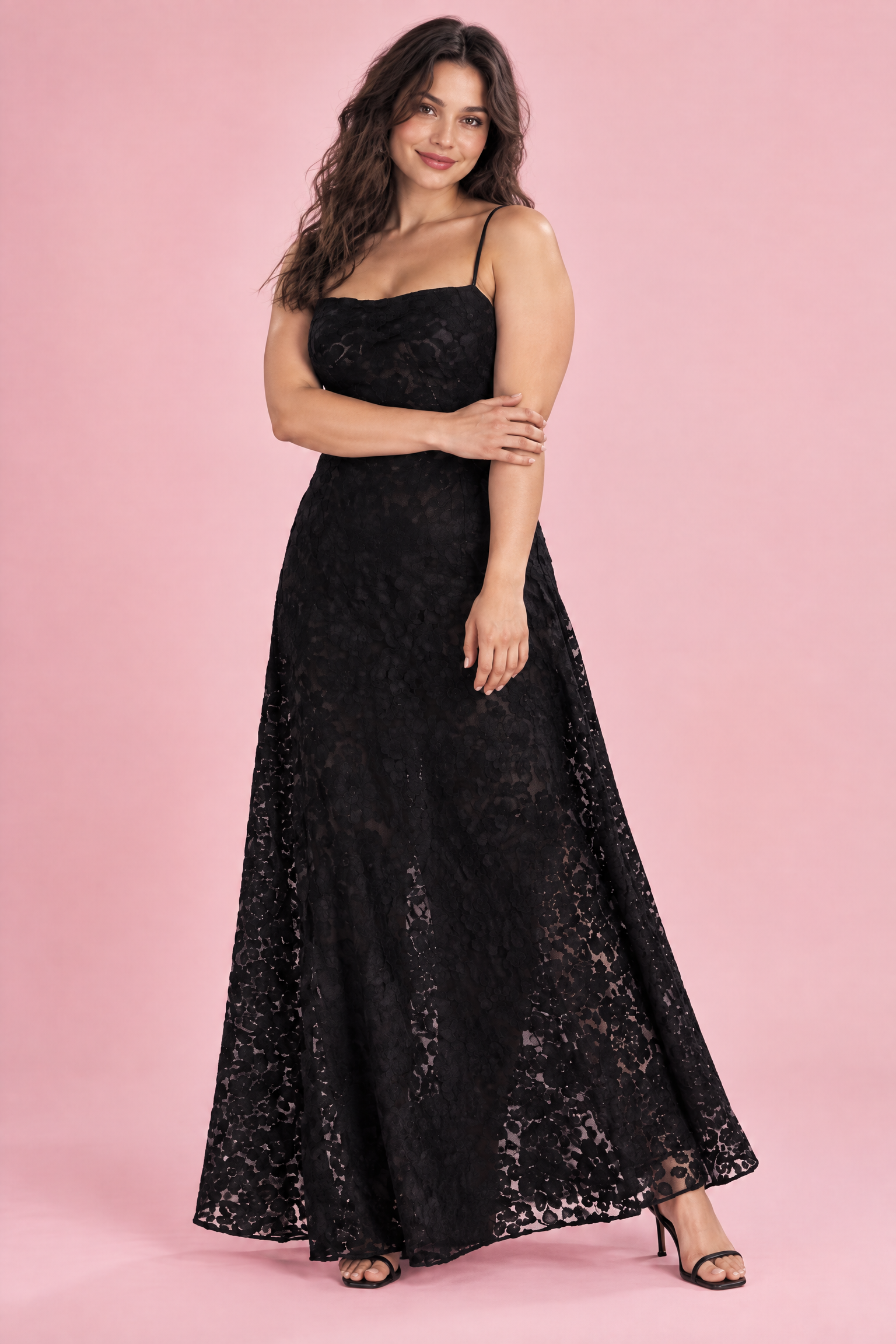 Robe longue fleurie noire | Porté sur une silhouette plus ronde | Lounelle Paris
