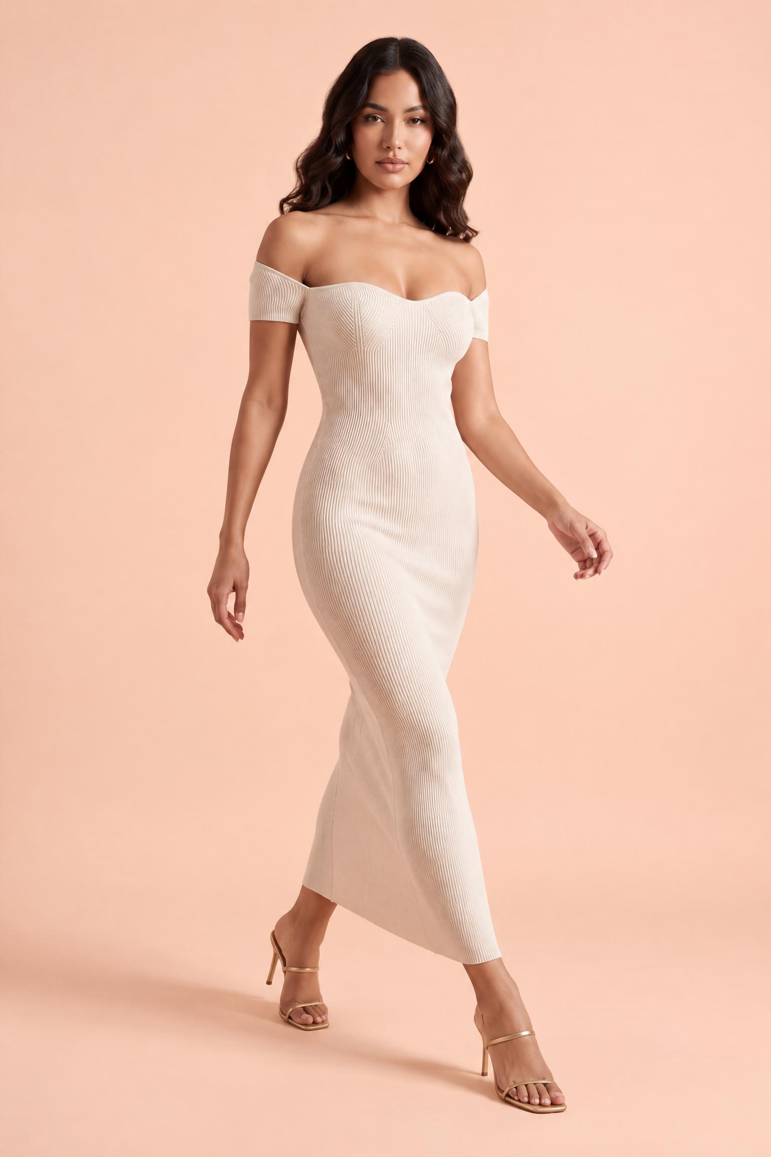 Robe midi blanc cassé à encolure découpée, épaules dénudées et manches courtes | Vue en mouvement | Lounelle Paris