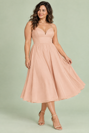 Robe midi beige à fines bretelles et jupe ample | Porté sur une silhouette plus ronde | Lounelle Paris