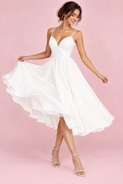 Robe midi blanche à fines bretelles et jupe ample | Vue en mouvement | Lounelle Paris