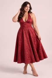 Robe midi bordeaux en dentelle à décolleté plongeant | Porté sur une silhouette plus ronde | Lounelle Paris