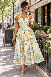 Robe longue jaune dos nu à rayures et motifs floraux | Photo lifestyle | Lounelle Paris