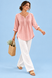 Blouse rose en coton à col rond et patte de boutonnage plissée | Vue en mouvement | Lounelle Paris