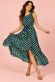 Robe longue verte à pois avec col montant et détails drapés | Vue en mouvement | Lounelle Paris