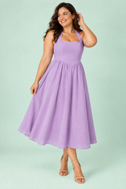 Robe midi patineuse violet clair à encolure américaine | Porté sur une silhouette plus ronde | Lounelle Paris