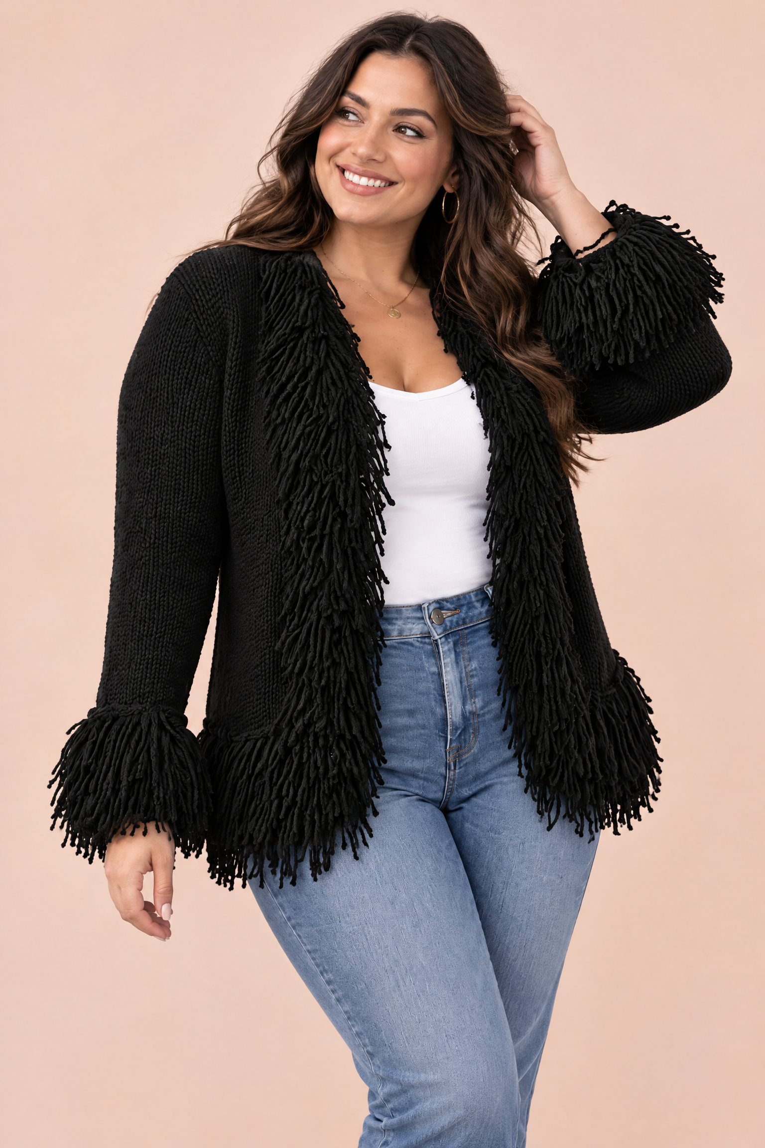 Gilet noir à franges | Porté sur une silhouette plus ronde | Lounelle Paris