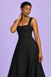 Robe midi noire à fines bretelles et jupe ample | Vue rapprochée | Lounelle Paris