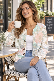 Cardigan blanc cassé boutonné à col rond | Photo lifestyle | Lounelle Paris