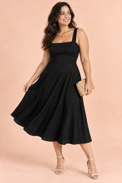 Robe midi noire à fines bretelles et jupe évasée | Porté sur une autre silhouette | Lounelle Paris