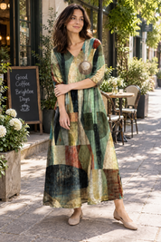 Robe verte fluide à col en V | Photo lifestyle | Lounelle Paris