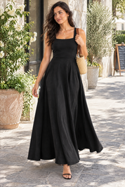 Robe midi noire à encolure cœur | Photo lifestyle | Lounelle Paris