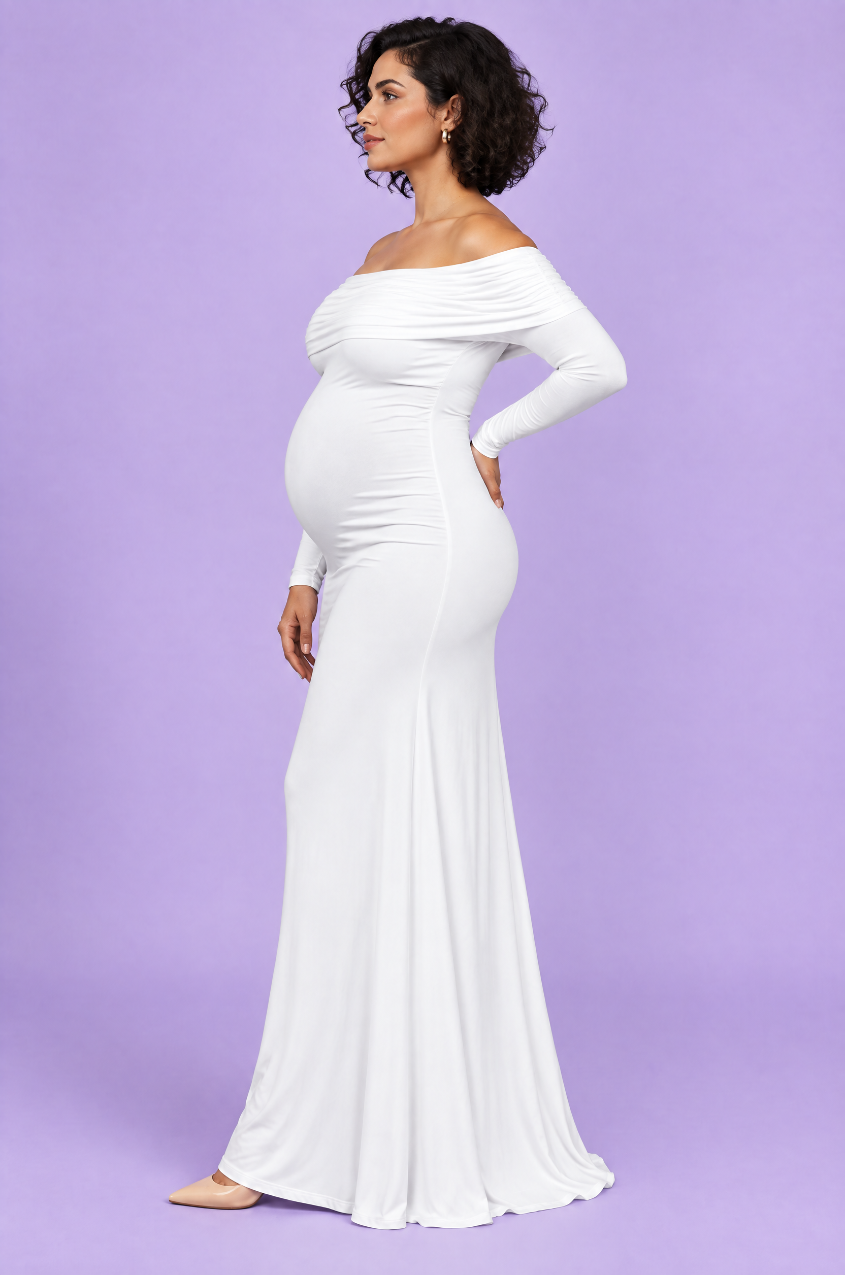 Robe longue de grossesse blanche en résille froncée à col Bardot | Porté sur une silhouette plus ronde | Lounelle Paris