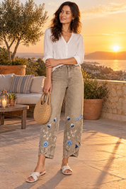Pantalon beige à imprimé floral et ourlet fendu | Deuxième photo lifestyle | Lounelle Paris