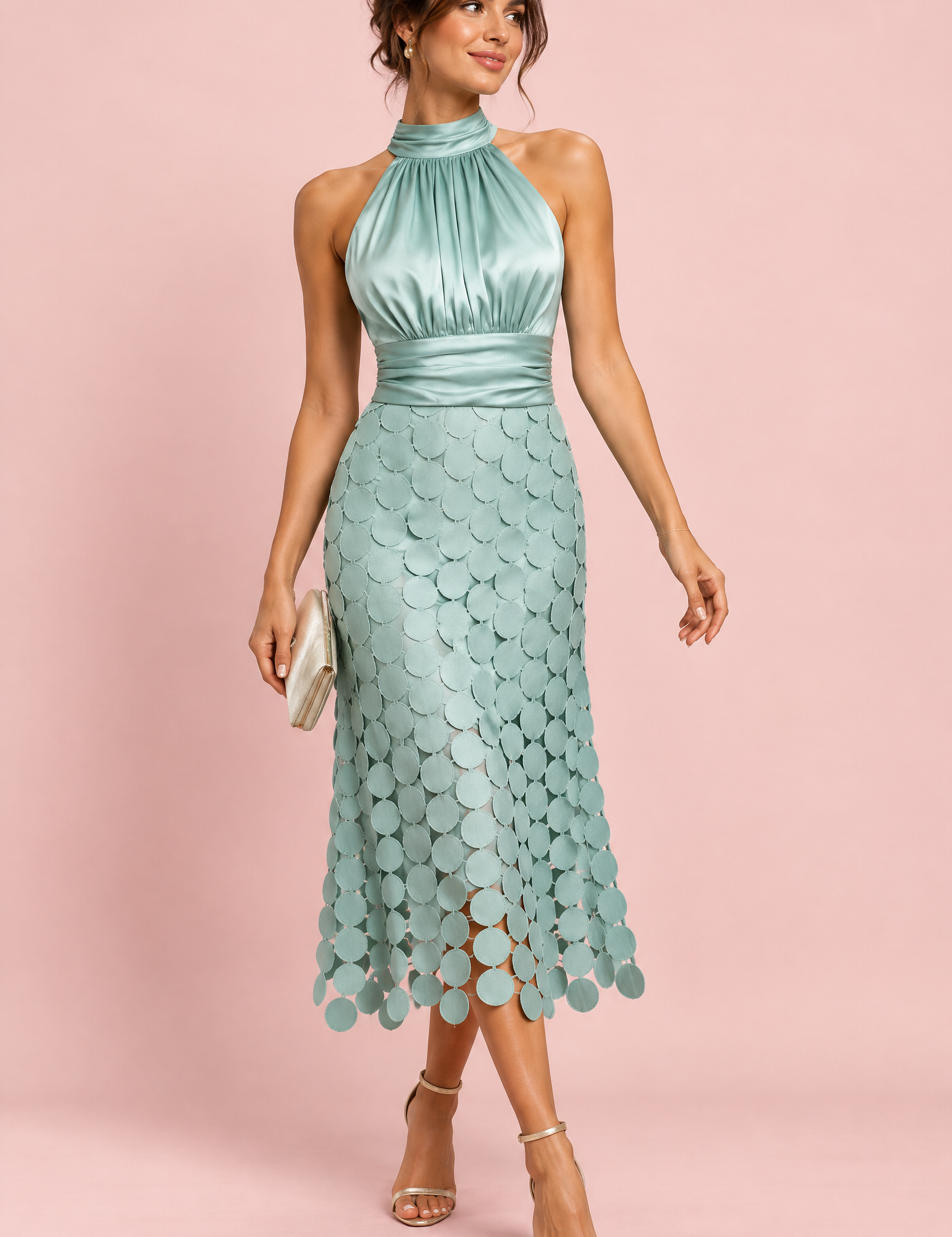 Robe midi vert sauge en satin à encolure américaine et jupe à panneaux | Vue de face | Lounelle Paris