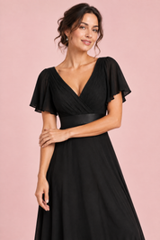 Robe longue plissée noire à col V | Vue rapprochée | Lounelle Paris