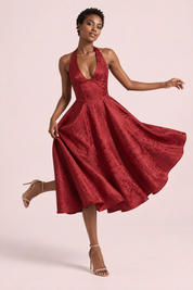 Robe midi bordeaux en dentelle à décolleté plongeant | Vue en mouvement | Lounelle Paris
