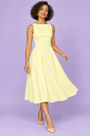 Robe jaune clair à encolure bateau et coupe trapèze | Vue en mouvement | Lounelle Paris