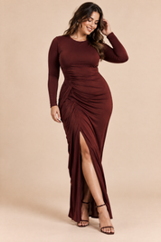 Robe longue bordeaux à manches longues et fente volantée | Porté sur une autre silhouette | Lounelle Paris