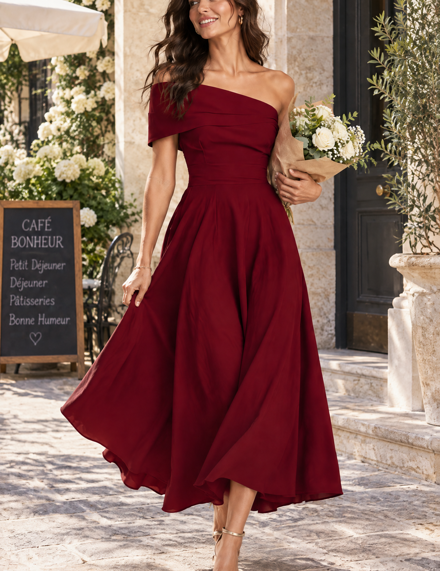 Robe asymétrique bordeaux à épaules dénudées | Photo lifestyle | Lounelle Paris