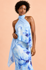 Jupe longue asymétrique bleue à imprimé floral en satin mat | Vue rapprochée | Lounelle Paris