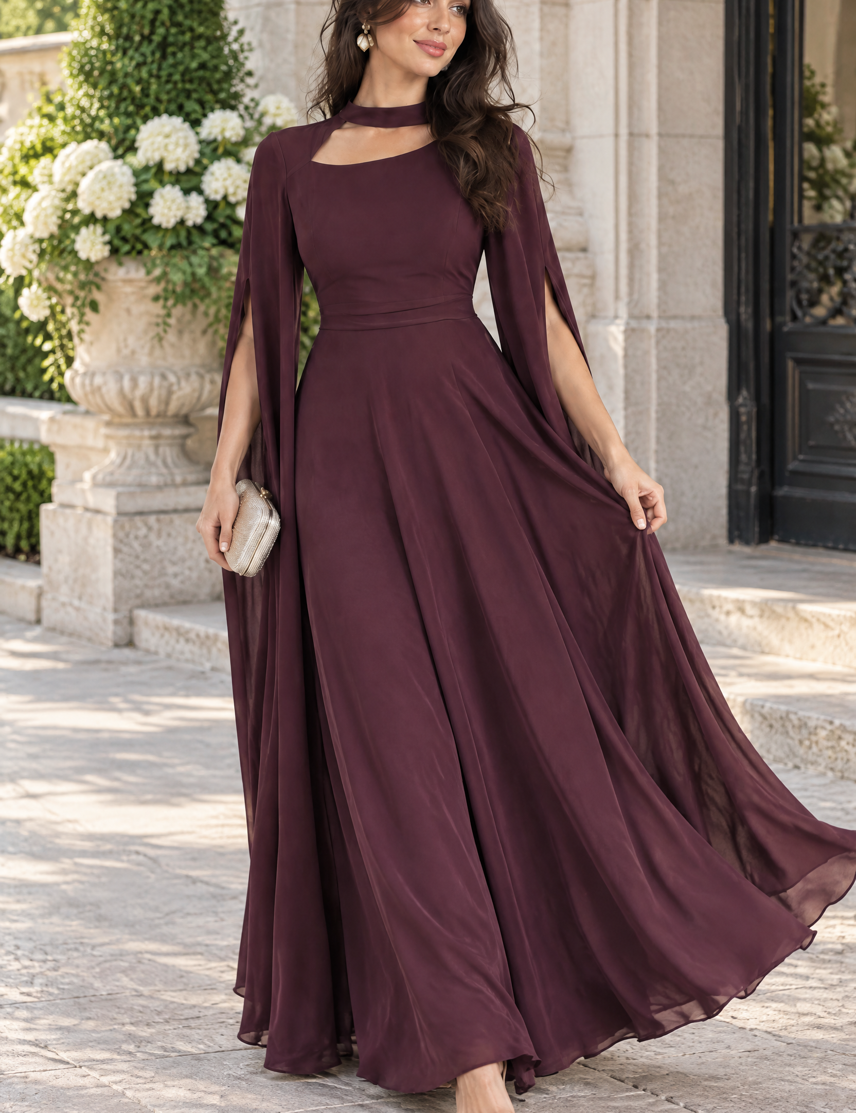 Robe longue bordeaux à encolure carrée et manches cape | Photo lifestyle | Lounelle Paris