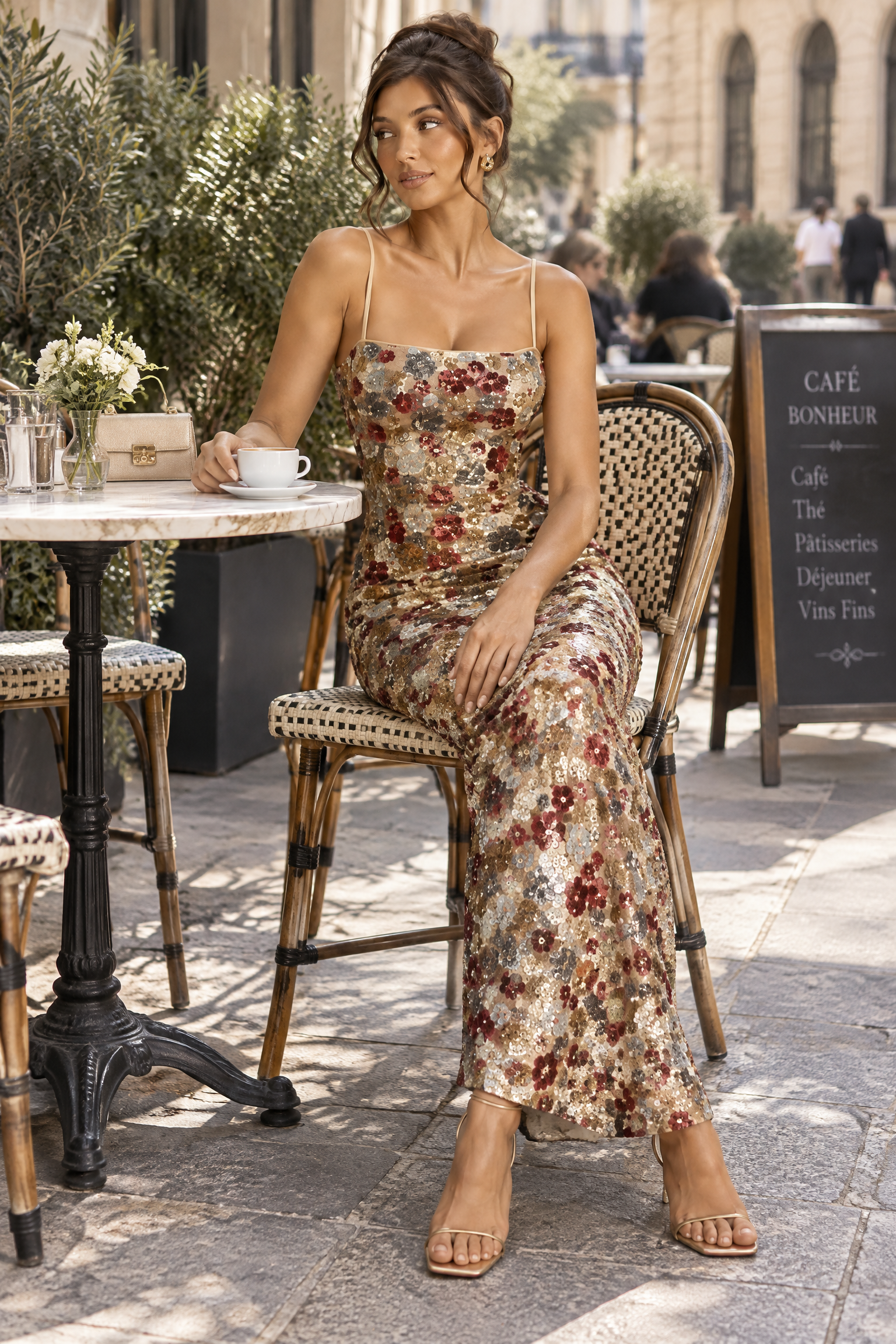 Robe longue dorée à sequins et ornements floraux, col carré | Photo lifestyle | Lounelle Paris