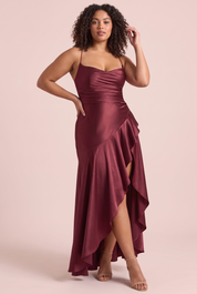 Robe longue bordeaux satinée asymétrique à une épaule et dos ouvert | Porté sur une autre silhouette | Lounelle Paris