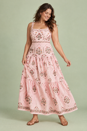 Robe longue rose fleurie à volants | Porté sur une autre silhouette | Lounelle Paris
