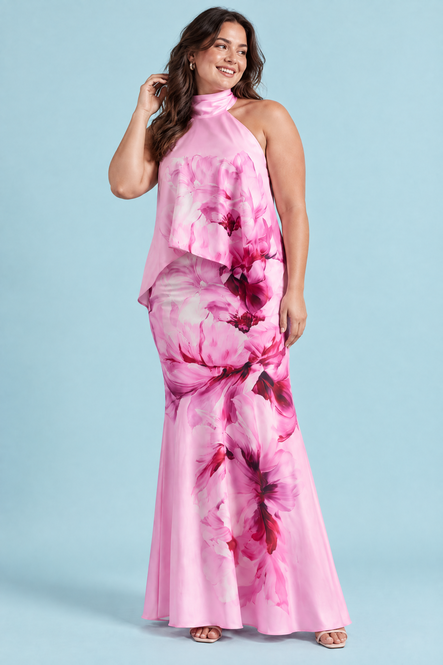 Jupe longue asymétrique rose à imprimé floral en satin mat | Porté sur une silhouette plus ronde | Lounelle Paris
