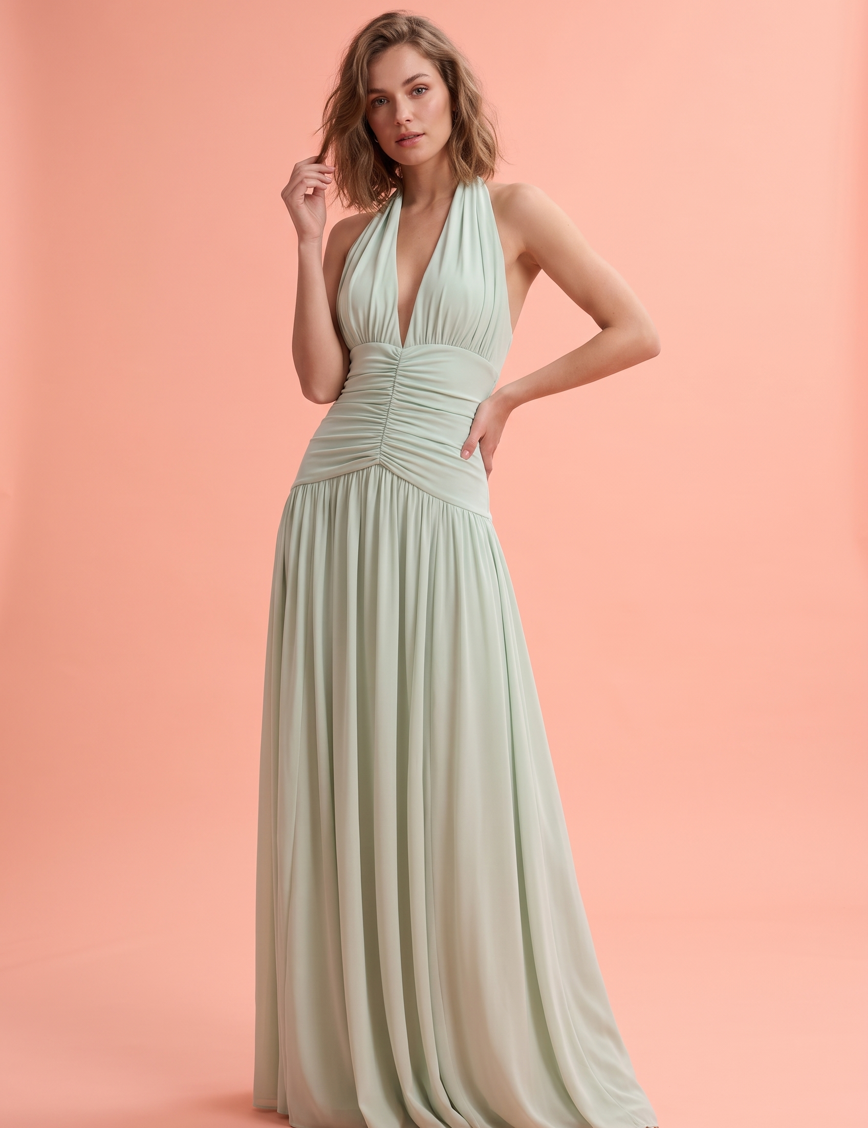 Robe longue vert clair à décolleté plongeant et fronces | Vue de face | Lounelle Paris