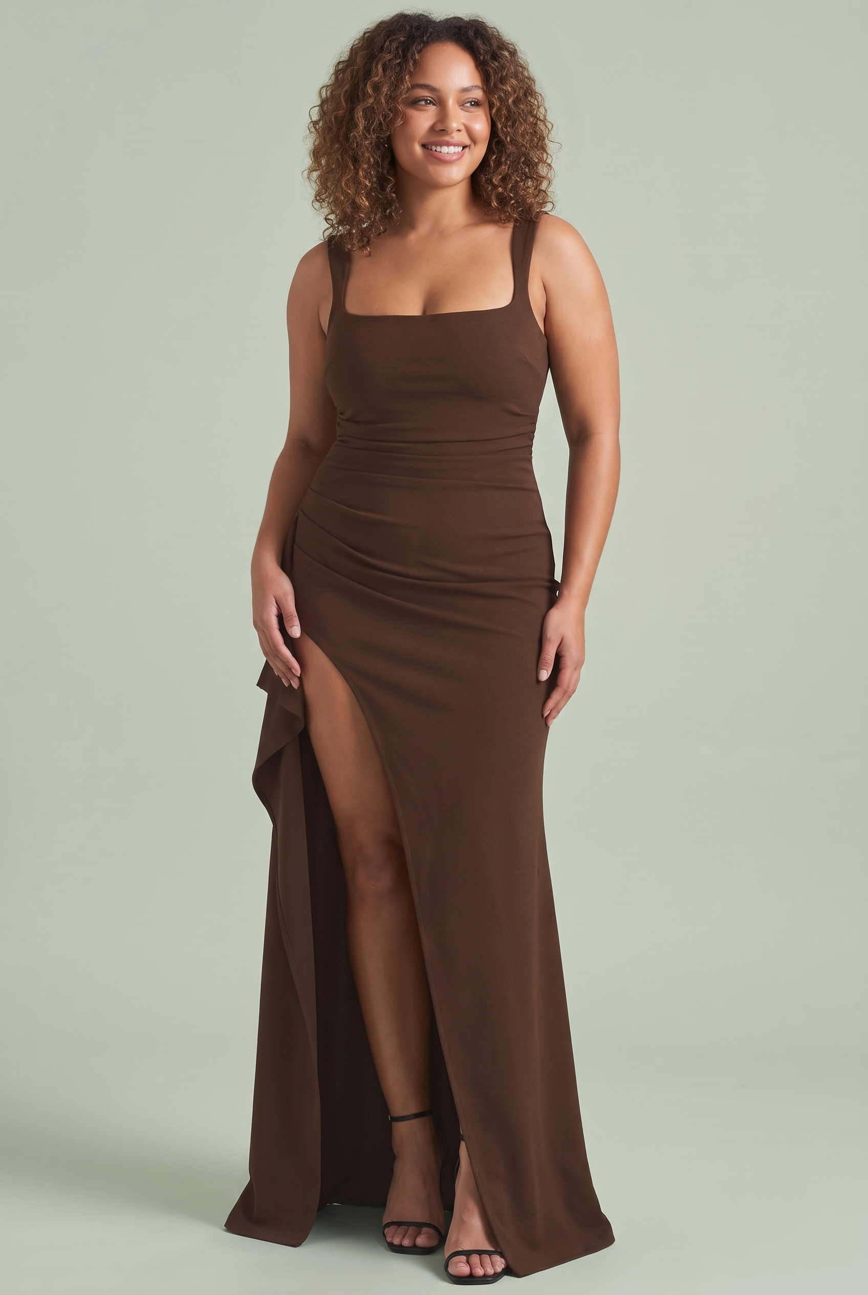 Robe longue marron à encolure carrée, dos plongeant et fente latérale sur la cuisse | Porté sur une silhouette plus ronde | Lounelle Paris