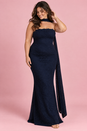 Robe longue moulante bleu foncé en dentelle, bustier avec détail foulard | Porté sur une silhouette plus ronde | Lounelle Paris