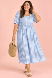 Robe midi trapèze à motif floral bleu clair | Porté sur une silhouette plus ronde | Lounelle Paris