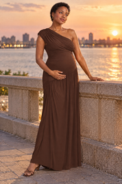 Robe longue de grossesse marron à encolure asymétrique et taille basse | Deuxième photo lifestyle | Lounelle Paris